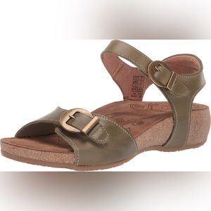 Taos Vera Wedge Sandal Green